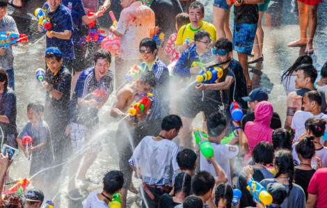 Cảnh báo nguy cơ bùng dịch COVID-19 sau lễ hội té nước ở Thái Lan