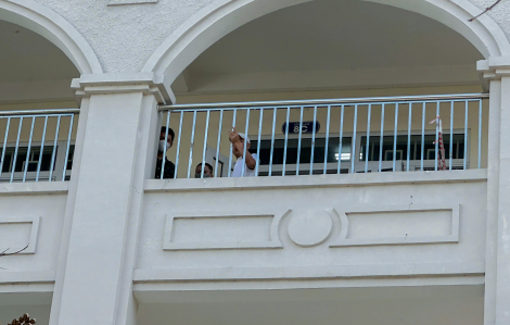 Vụ lan can rơi xuống sân trường: 1 nữ sinh bị chấn thương sọ não đã phẫu thuật thành công