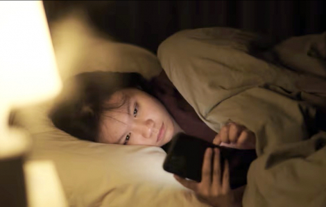 Mất ngủ vì nghiện mạng xã hội