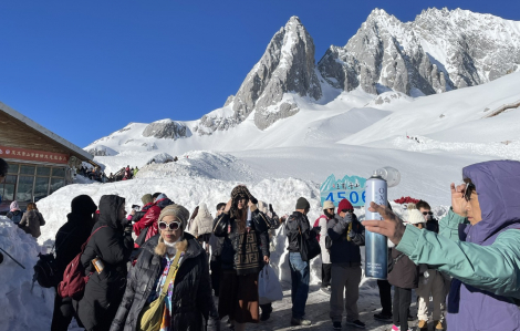 Ngao du giữa biển tuyết trắng trên ‘'nóc nhà Vân Nam’'