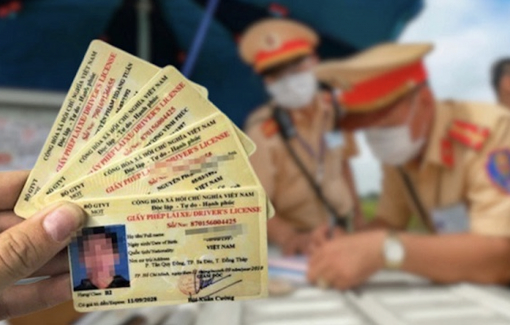 Công an thông báo không nhận hồ sơ cấp giấy phép lái xe từ "cò"
