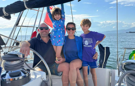 Gia đình 4 thành viên và chuyến hải trình vô thời hạn