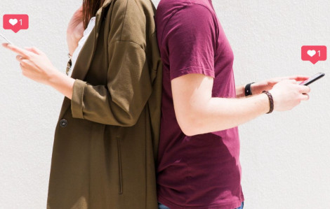 Cô ấy yêu cầu tôi trả tiền trông con khi hẹn hò