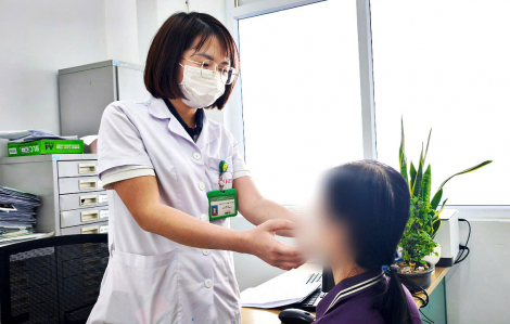 Kinh hoàng gắp ký sinh trùng dài 10cm từ mắt người phụ nữ