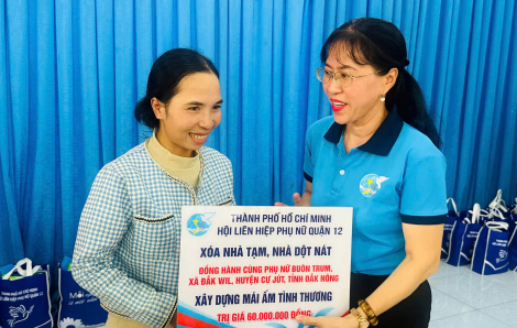 Tặng kinh phí xây nhà và heo giống cho phụ nữ nghèo ở Đắk Nông, Đắk Lắk