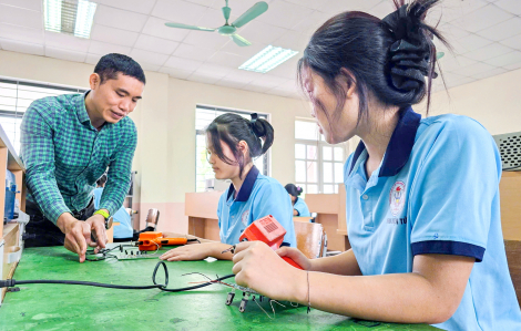 “Kéo” học sinh nghèo xuống núi học nghề