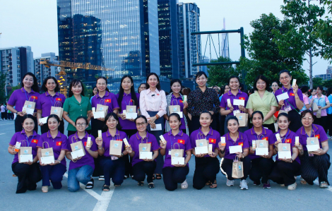 Lãnh đạo Hội LHPN TPHCM thăm, tặng quà Khối Phụ nữ tham gia luyện tập diễu hành