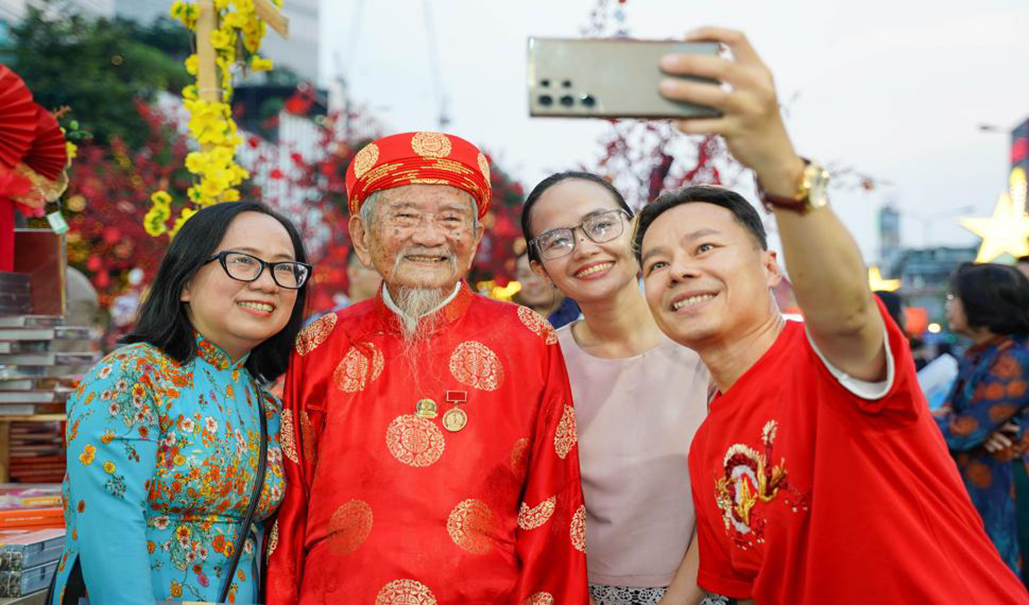 Nhà nghiên cứu Đinh Thị Thanh Thủy (bìa trái) cùng nhà nghiên cứu Nguyễn Đình Tư, bà Ông Thị Ngọc Linh - Phó Giám đốc, Phó Tổng Biên tập NXB Tổng hợp TPHCM, và anh Trung Nghĩa - đại sứ văn hóa đọc Tp.HCM 2023 - 2024 chụp ảnh tại Lễ hội Đường sách Tết Giáp Thìn 2024- ảnh: Thuận Văn