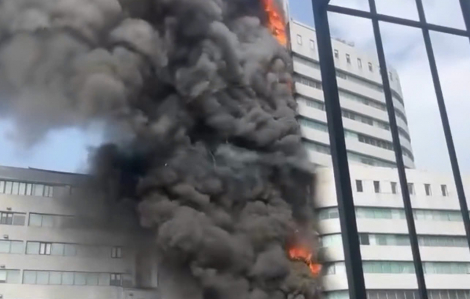 Cháy tòa nhà 18 tầng ở Hà Nội, cột khói đen bốc cao hàng chục mét