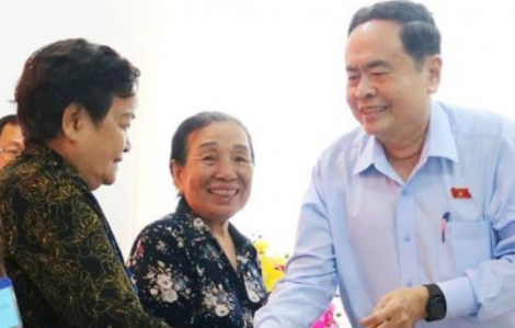 Chủ tịch Quốc hội Trần Thanh Mẫn tặng quà cho người có công ở tỉnh Hậu Giang