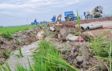 Hàng ngàn hộ dân “khát” nước sạch vì đường ống nước bị vỡ khi thi công dự án mở rộng quốc lộ
