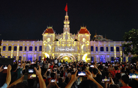 Hàng ngàn người dân dân vỡ oà, mãn nhãn với đêm khai mạc "Sắc màu thành phố Bác"