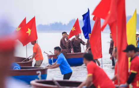 Hấp dẫn giải đua thuyền mủng trên biển Cửa Lò