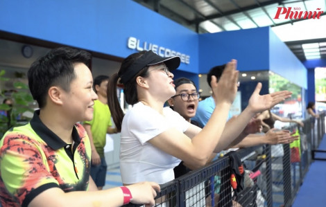 Người thân nhiệt tình cổ vũ VĐV tham gia giải Pickleball của Báo Phụ nữ TPHCM