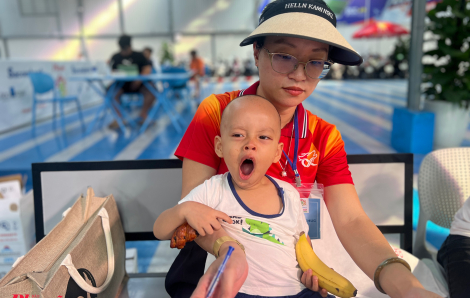 Ban tổ chức giải Pickleball Báo Phụ nữ TPHCM lần 2 năm 2025 "kiêm luôn bảo mẫu"