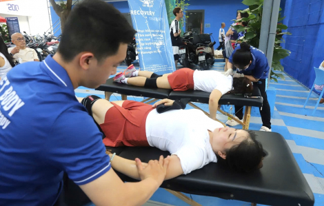 Lực lượng y tế túc trực, hỗ trợ vận động viên tại Giải Pickleball Báo Phụ nữ TPHCM