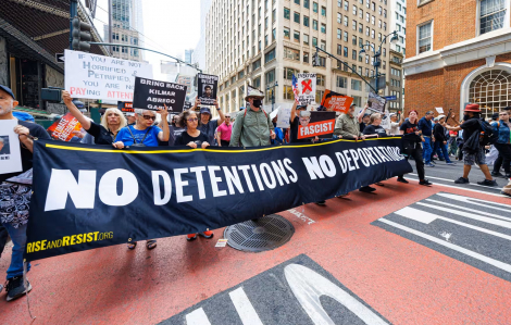 Người biểu tình tràn xuống đường khắp nước Mỹ để phản đối Tổng thống Trump