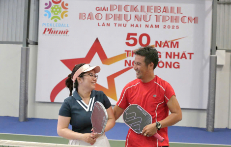 Người đàn ông hay xin lỗi vợ nắm tay đưa "nửa kia" đến chiến thắng