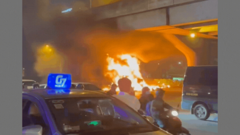 Ô tô đầu kéo bốc cháy dữ dội kèm nhiều tiếng nổ lớn trên đường phố Hà Nội