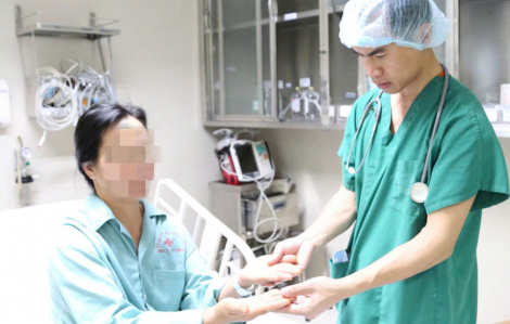 Căn bệnh lạ khiến người phụ nữ tím tái, đau đớn khi chạm tay vào nước