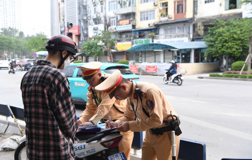 Hàng loạt phương tiện bị xử phạt trong ngày đầu Hà Nội thực hiện kế hoạch cao điểm dịp lễ 30/4-1/5