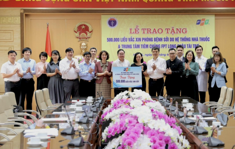 Bộ Y tế tiếp nhận nửa triệu liều vắc xin sởi do FPT Long Châu trao tặng