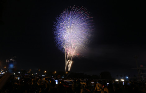Pháo hoa rực sáng bầu trời Hà Nội trong đêm "Hẹn ước Bắc Nam"