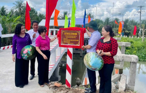 Hội nữ doanh nhân TPHCM vừa trao tặng 2 cây cầu giao thông nông thôn tại tỉnh Bến Tre