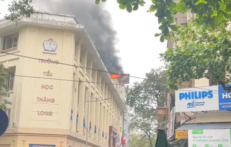 Nhiều học sinh tiểu học phải sơ tán khẩn cấp vì cháy ngôi nhà gần trường