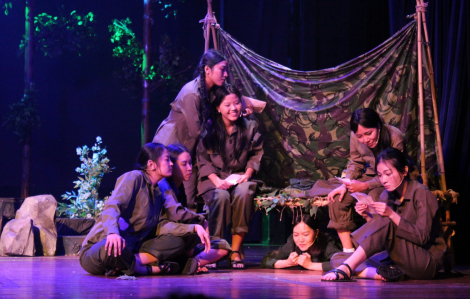 Sân khấu tưng bừng mừng ngày hội non sông