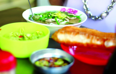 Dậy sớm “săn” chỗ ngồi ở quán hủ tíu gần 75 năm tuổi