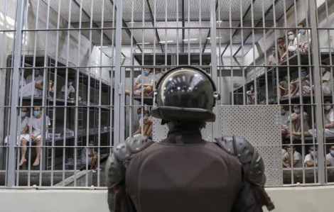 Tổng thống Donald Trump cho biết sẽ trục xuất người dân mà không cần xét xử