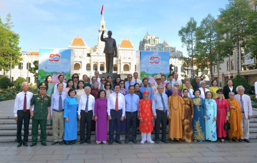 Các cá nhân tiêu biểu TPHCM dâng hoa tưởng nhớ Chủ tịch Hồ Chí Minh