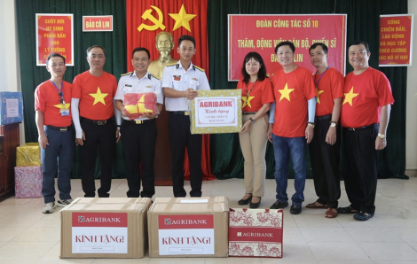 Agribank cùng đoàn công tác ngành ngân hàng thăm hỏi và động viên quân dân huyện đảo Trường Sa và Nhà giàn DK1