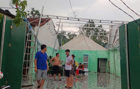 Giông lốc kèm mưa đá làm gần 100 ngôi nhà ở Quảng Ngãi bị tốc mái