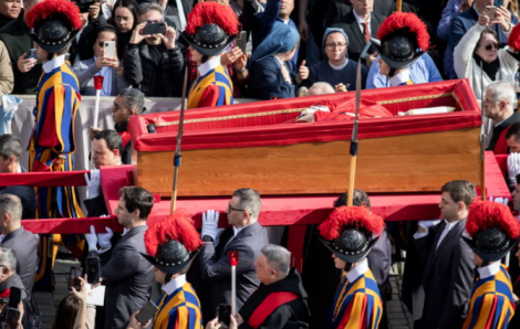 Hàng chục ngàn người trên khắp thế giới xếp hàng chờ viếng linh cữu Đức Giáo hoàng Phanxico