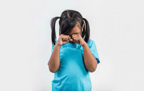 Làm sao giúp trẻ “cai nghiện” túi mù?