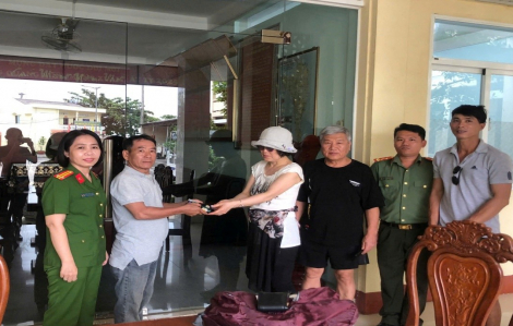 Người đàn ông nhặt được ví tiền của khách nước ngoài, nhờ công an trả lại