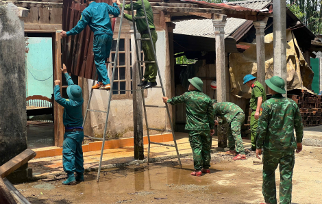 Dông lốc ở TP Huế làm 28 nhà dân, trường học tốc mái