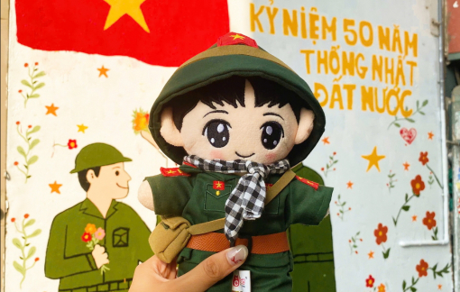 Cờ tổ quốc, gấu bông chú bộ đội… hút hàng