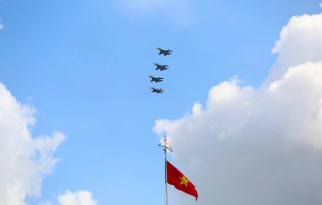 Mãn nhãn trực thăng, tiêm kích lượn vòng trên bầu trời TPHCM