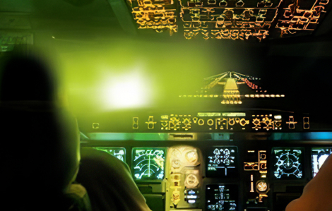 Đề nghị công an xử lý việc chiếu đèn laser vào máy bay