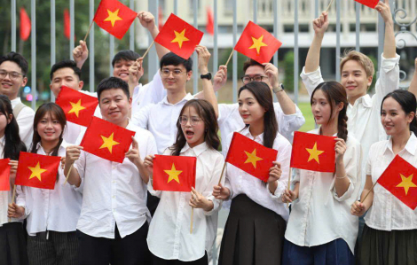 Người dân háo hức đội nắng chờ xem sơ duyệt diễu binh, diễu hành cho đại lễ 30/4