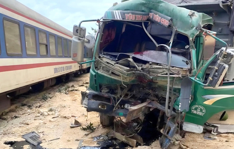 Xe tải biến dạng sau khi bị xe lửa tông trúng