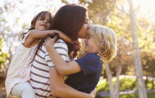 Hay là tôi mặc kệ... để con được bình yên?