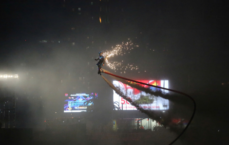 Mãn nhãn màn trình diễn vừa bay lượn vừa bắn pháo sáng trên sông Sài Gòn