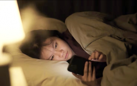Mất ngủ vì nghiện mạng xã hội