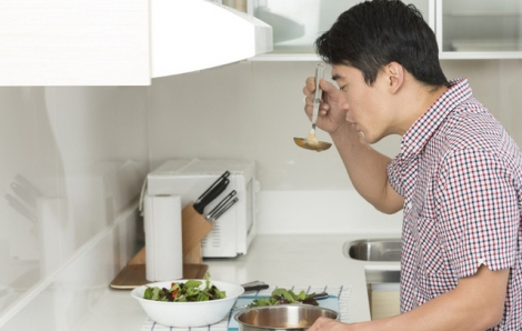 Mẹ mắng con trai 'ngu đần' vì chăm chỉ giúp vợ việc nhà