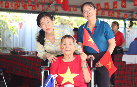 “Trao yêu thương” đến với các cụ già neo đơn, bệnh tật