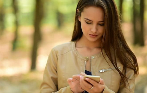 Vợ hay nhắn tin với người đàn ông khác